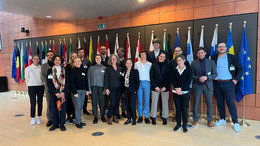 Gruppenbild vor Medienwand