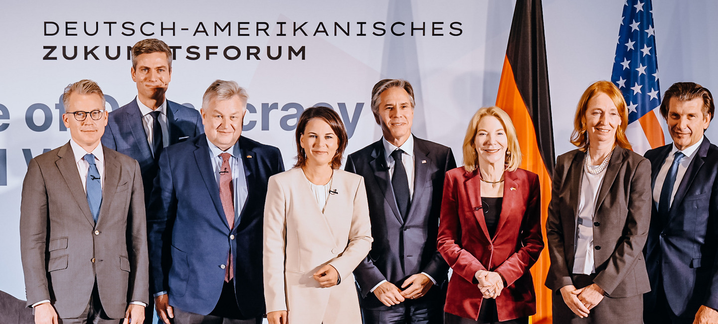 V.l.n.r. Jeff Rathke (AICGS), Ingo Zamperoni (ARD-Moderator), Michael Link (MdB, Koordinator der Transatlantischen Beziehungen), Annalena Baerbock, Antony J. Blinken, Amy Gutmann (US-Botschafterin in Deutschland), Emily Haber (deutsche Botschafterin in den USA), Ralph Heck (Vorstandsvorsitzender der Bertelsmann Stiftung).