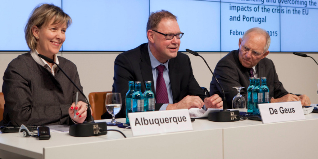 Maria Luis Albuquerque, Aart De Geus und Wolfgang Schäuble auf dem Podium in Berlin