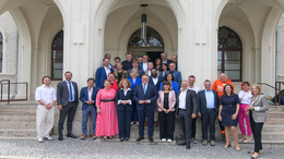 Gruppenfoto vor Weimarer Rathaus
