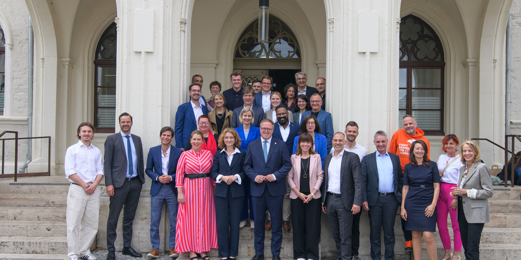 Gruppenfoto vor Weimarer Rathaus