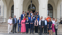Gruppenfoto vor Weimarer Rathaus