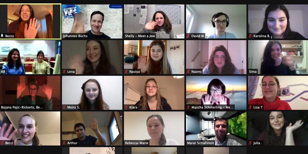 Bildschirmfoto der Zoom-Konferenz mit allen Teilnehmer:innen