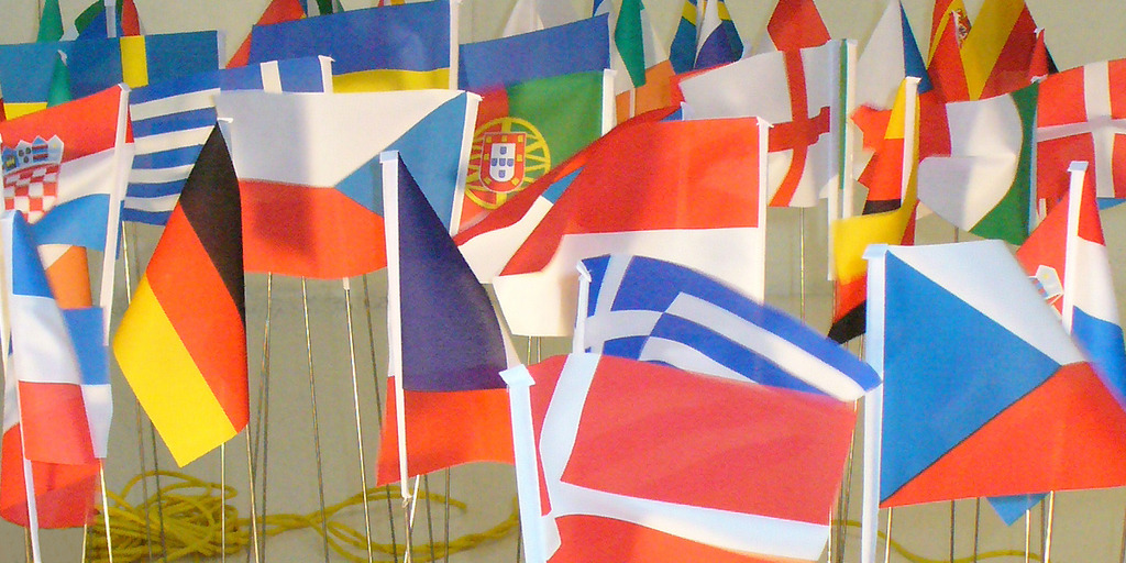 Flags from different countries are stringed beside each other.