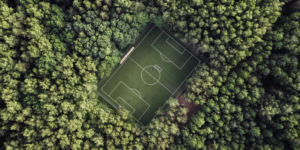 Fussballfeld von oben im Wald