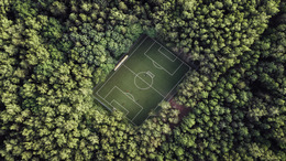 Fussballfeld von oben im Wald