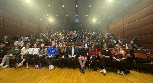 Plenum mit allen Teilnehmenden der Veranstaltung