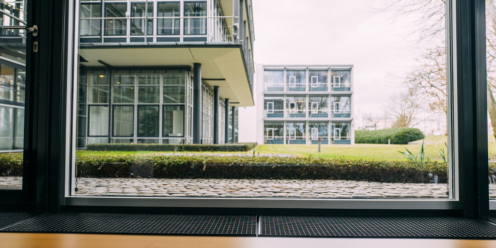 A look outside the window of a conference room in the Bertelsmann Stiftung building. Other parts of the building can be seen.