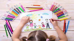 Kind malt mit Bundstiften ein Bild