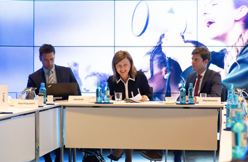 Vera Jourova, Vizepräsidentin der Europäischen Kommission, sitzt beim Round Table im Berliner Gebäude der Bertelsmann Stiftung an ihrem Tisch und spricht.