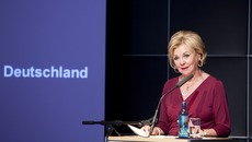 Vorstellung der Studie "Aufbruch nach Westen" in Berlin durch Liz Mohn(© Sebastian Pfütze)