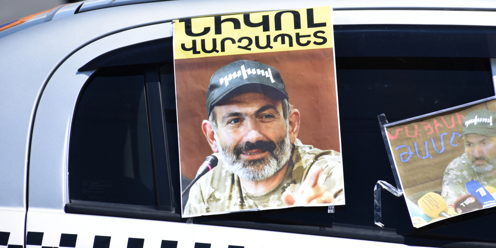 [Translate to English:] Autofenster, an dem ein Wahlkampfplakat von Nikol Paschinjan klebt