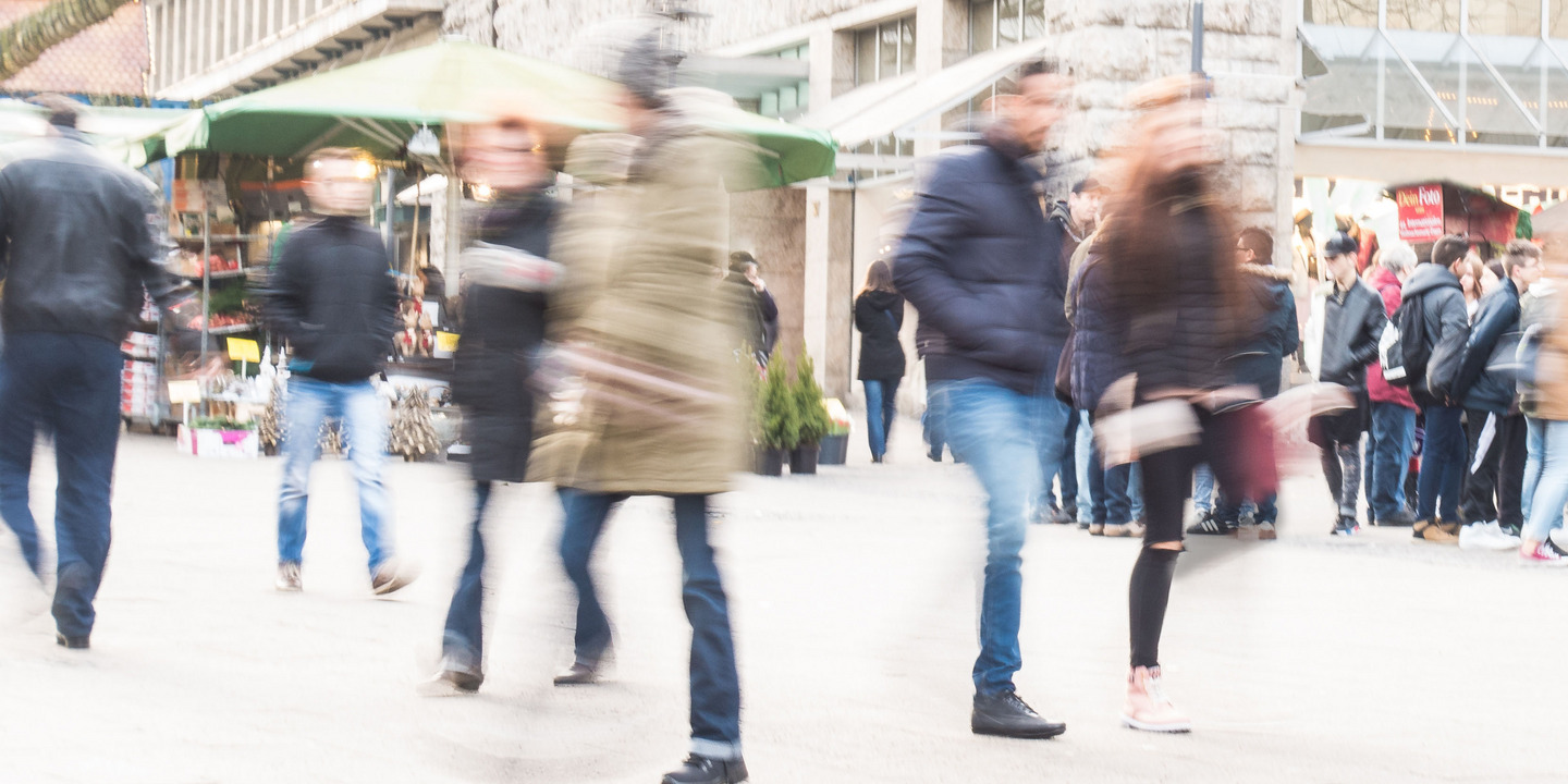 Fussgängerzone mit verschwommenen Menschen