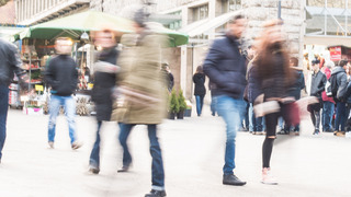 Fussgängerzone mit verschwommenen Menschen