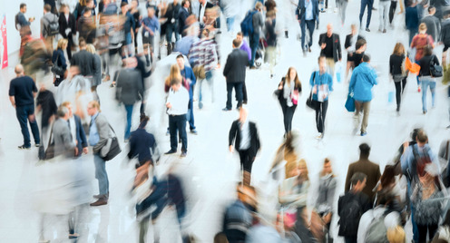Menschen, die über einen Platz laufen - etwas verschwommen