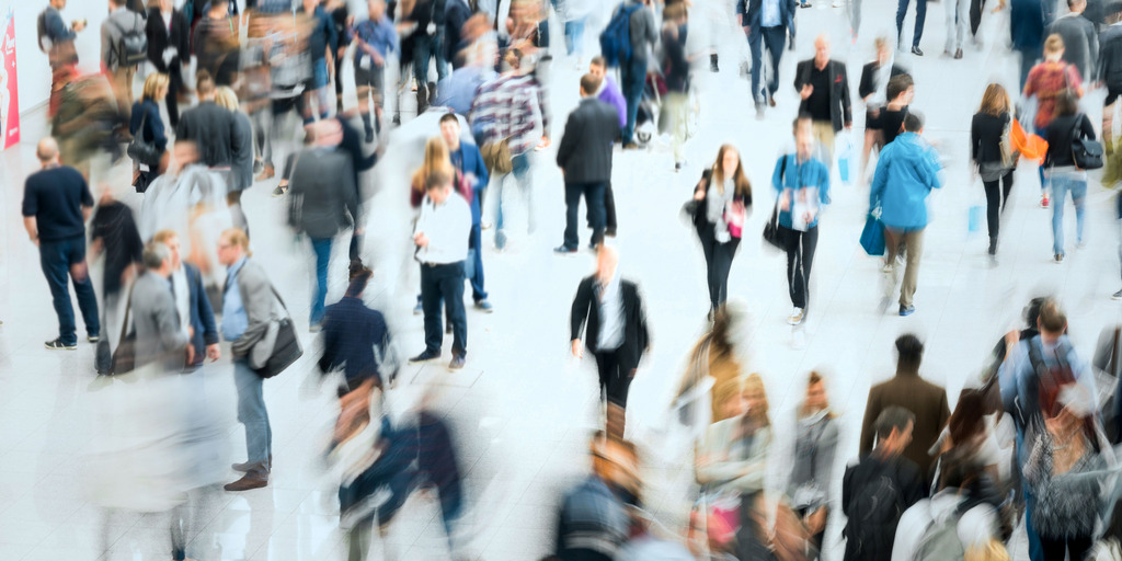 Menschen, die über einen Platz laufen - etwas verschwommen
