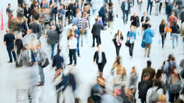 Menschen, die über einen Platz laufen - etwas verschwommen