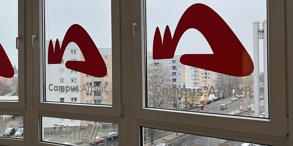 Blick aus dem Fenster, Häuser im Hintergrund