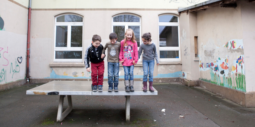 Kinder spielen in einem runtergekommenen Hinterhof