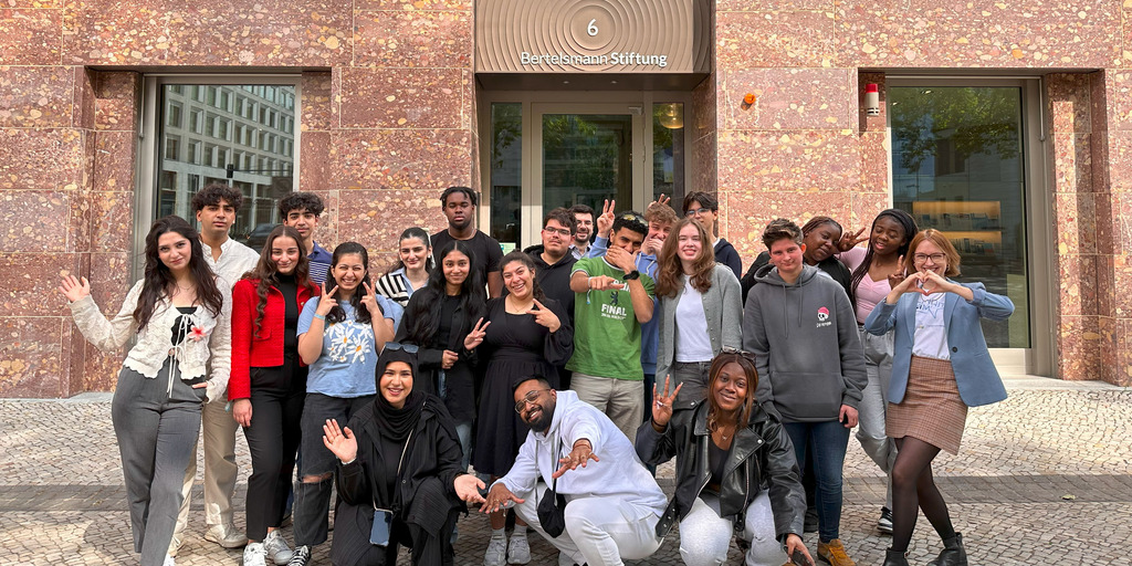 Zweites Präsenztreffen der JugendCommunity der Bertelsmann Stiftung mit Teilnehmende der JugendCommunity am 10.05.2024 in Berlin vor der Bertelsmann Stiftung Haus Berlin
