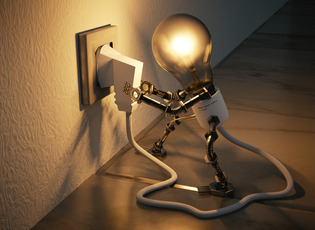 Eine Figur, die aus einer Glühlampe, Armen und Beinen aus Metall zusammengesetzt ist, steckt das mit ihr verbundene Stromkabel in eine Steckdose