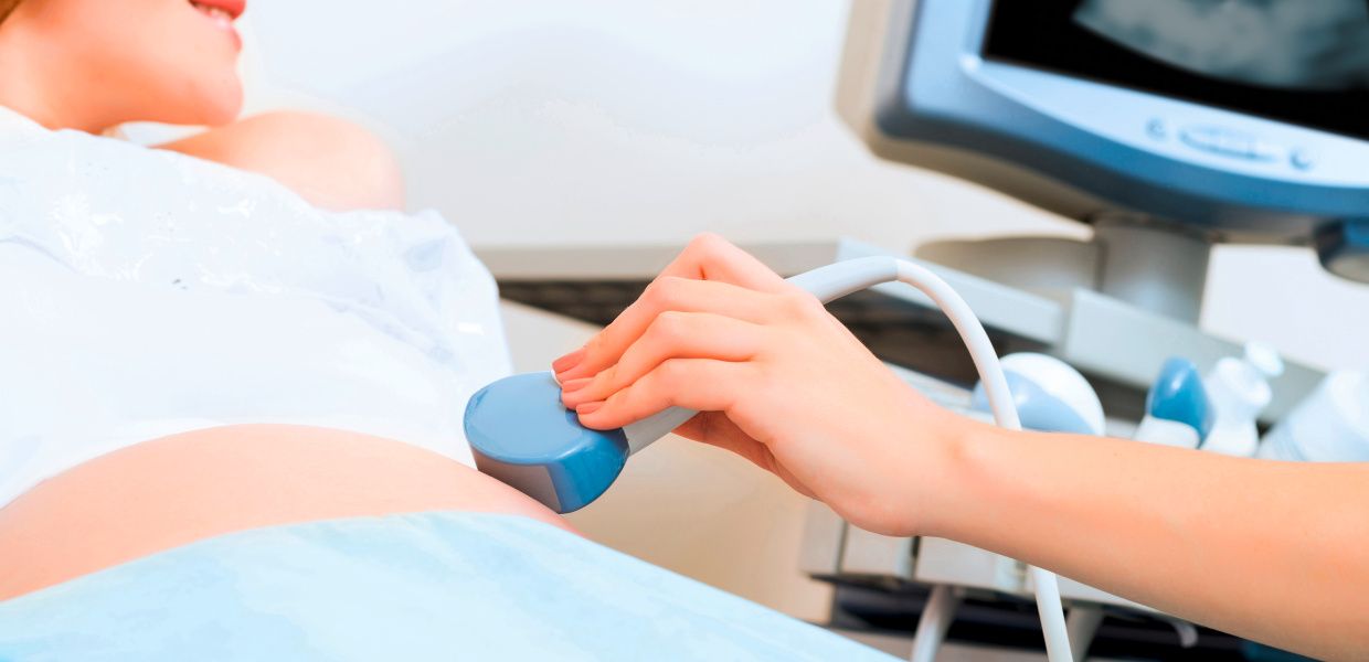 (© Shutterstock / Khakimullin Aleks) Ultraschall-Untersuchung bei einer schwangeren Frau.
