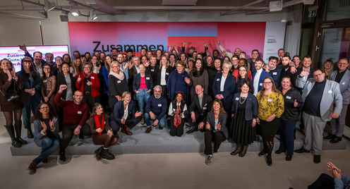 Gruppenbild der Preisträger:innen am Wettbewerb "Zusammen wachsen"