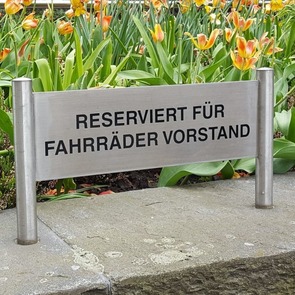 Schild mit der Aufschrift "Reserviert für Fahrräder Vorstand"