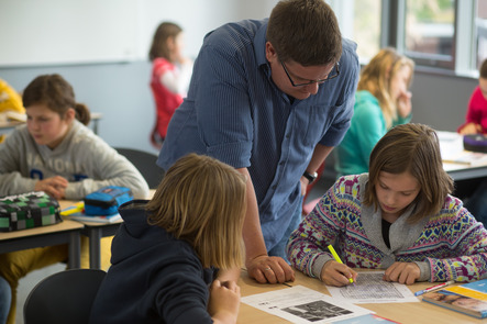 Lehrer erklärt Schüler eine Aufgabe
