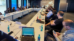 Workshop-Raum im Berliner Gebäude der Bertelsmann Stiftung. Eine Tischgruppe im Rechteck um die sich rund 30 Personen sitzend versammeln.