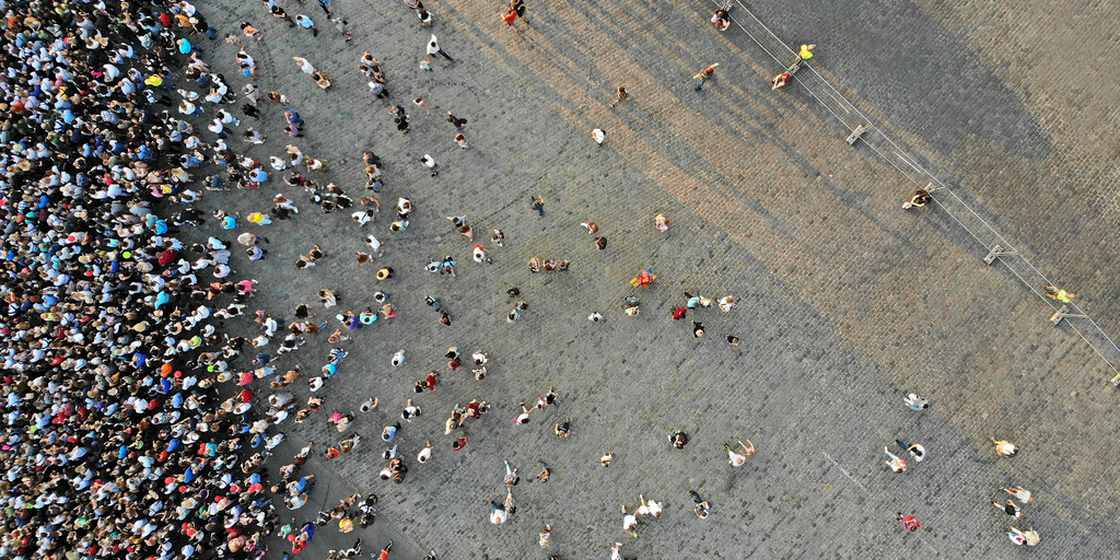 Luftaufnahme einer Menschenmenge an einem Ort. Draufsicht von der Drohne.