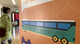 Ein Person besucht den Hackday Moers.