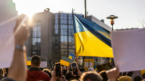 Demonstrierende Menschen mit Ukraine-Flaggen