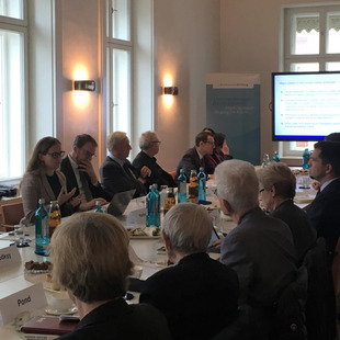 Blick auf die Teilnehmer der Expertendebatte während der Diskussion im Konferenzraum