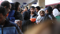 Fluechtlinge_Bahnsteig_21195790461_9559b6b946_o.jpg(© Josh Zakary / Flickr - CC BY-NC 2.0, https://creativecommons.org/licenses/by-nc/2.0/)