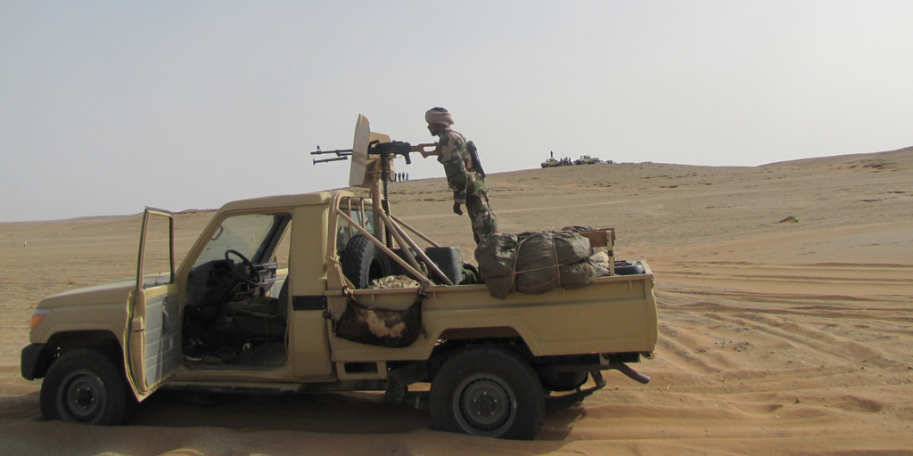 bewaffneter Soldat am Strand von Tunis