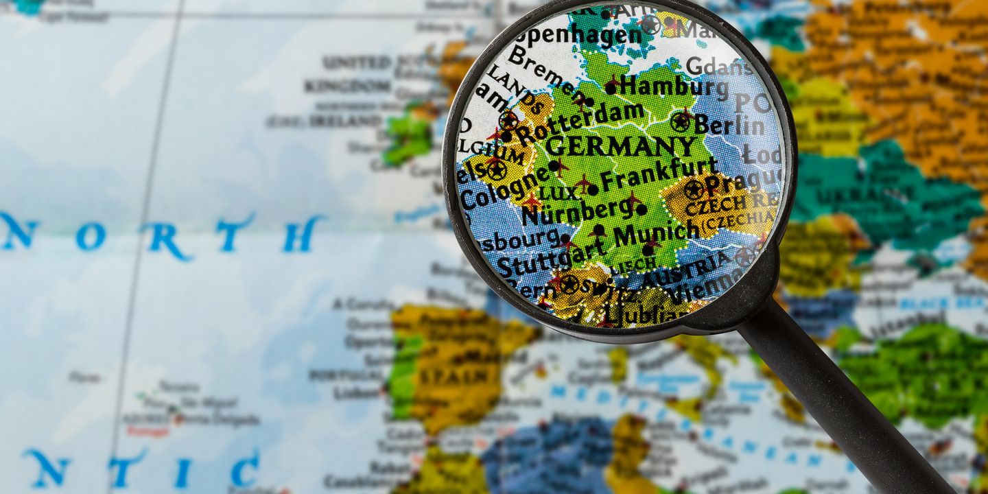 eine ältere Europa-Landkarte, eine Lupe vergrößert den Bereich Deutschland