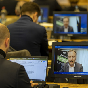 Daniel Freund auf Laptop