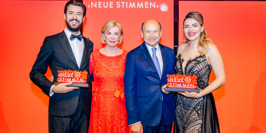 Photo of NEUEN STIMMEN 2022 winner Francesca Pia Vitale und Carles Pachon together with Liz Mohn and Dominique Meyer