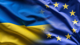 Flaggen der EU und der Ukraine, die miteinander verschmelzen