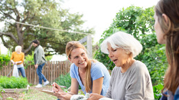 zwei Frauen im Gespräch