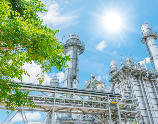 Aufnahme einer großen Industrieanlage bei stahlend blauem Himmel und Sonnenschein