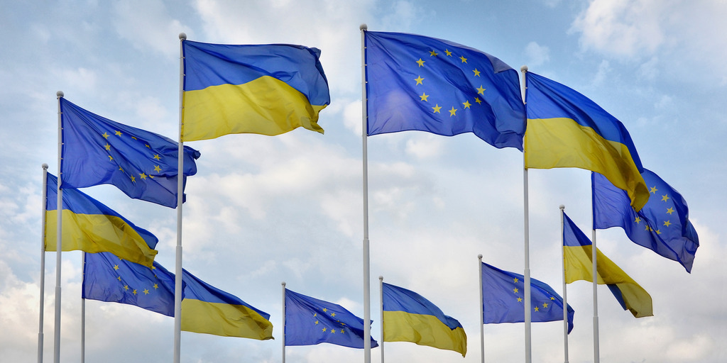 Flaggenreigen aus EU und Ukraine Flaggen