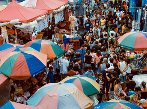 photo-of-crowd-of-people-in-the-market-757432.jpg(© NICE GUYS / pexels – Pexels License, https://www.pexels.com/photo-license/)