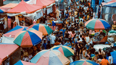 photo-of-crowd-of-people-in-the-market-757432.jpg(© NICE GUYS / pexels – Pexels License, https://www.pexels.com/photo-license/)