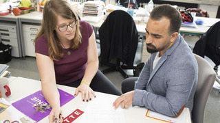Eine Lehrerin der Gesamtschule Rosenhöhe in Bielefeld und ein Teilnehmer des Programms "Lehrkräfte Plus" unterhalten sich.