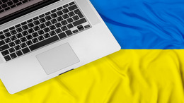 Laptop auf ukrainischer Flagge