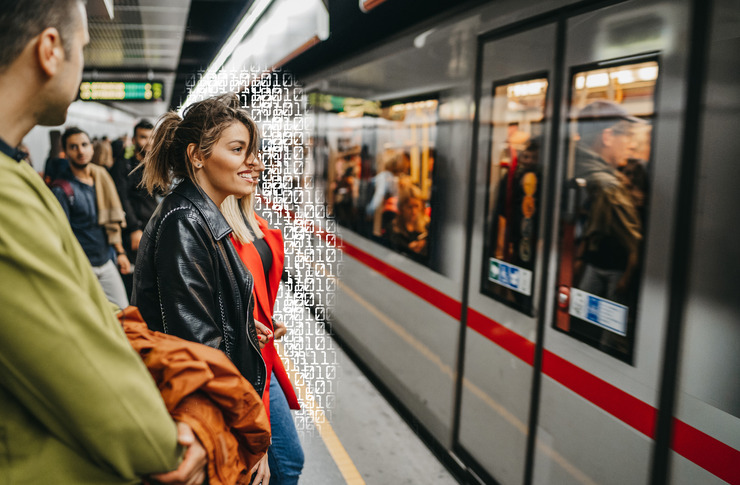 ruppe von Freunden warten den Zug in der Plattform der U-Bahn-Station