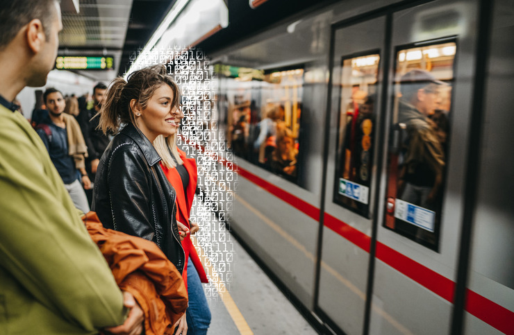 ruppe von Freunden warten den Zug in der Plattform der U-Bahn-Station