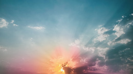 Himmel mit halb verdeckter Sonne zu sehen